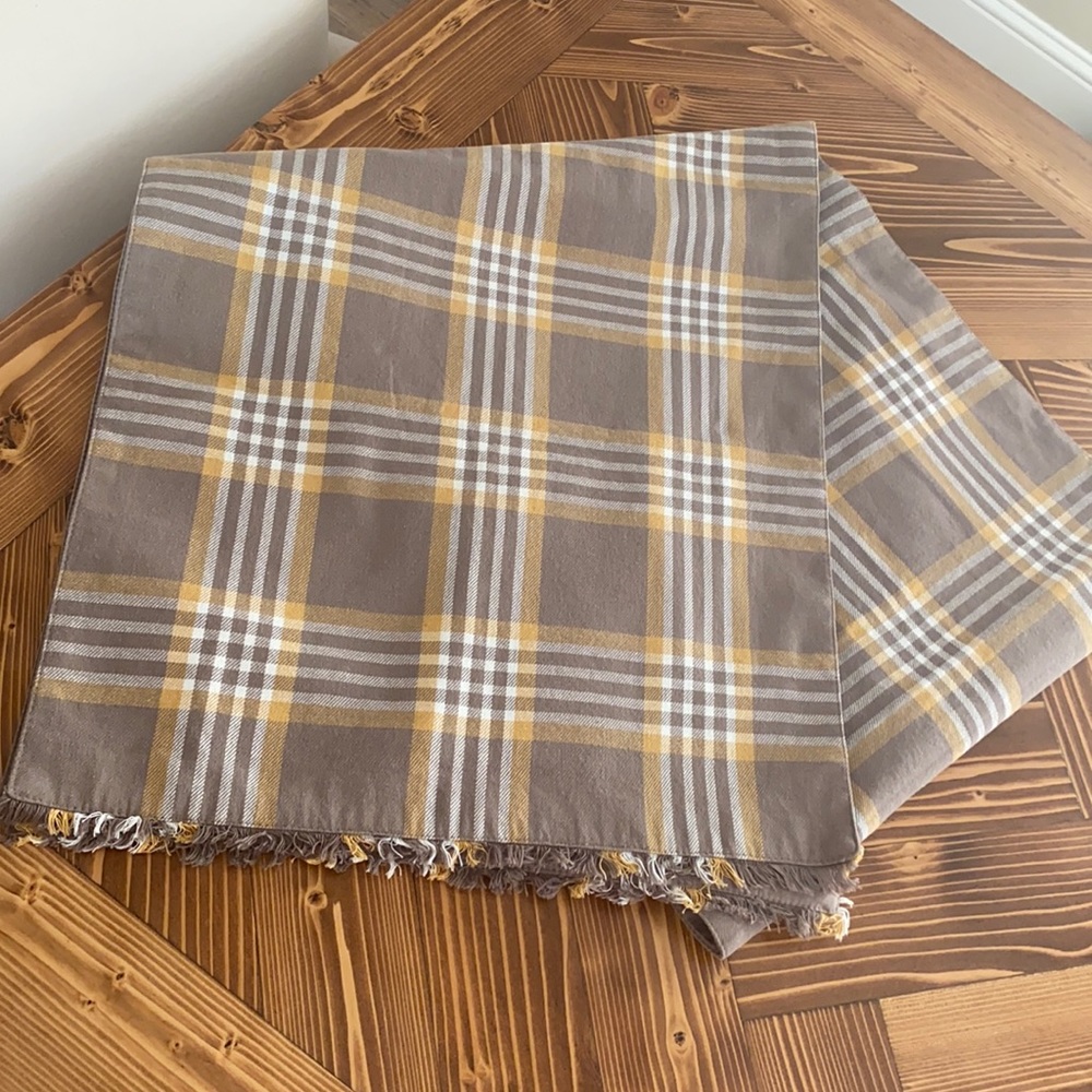 NWOT Table runner